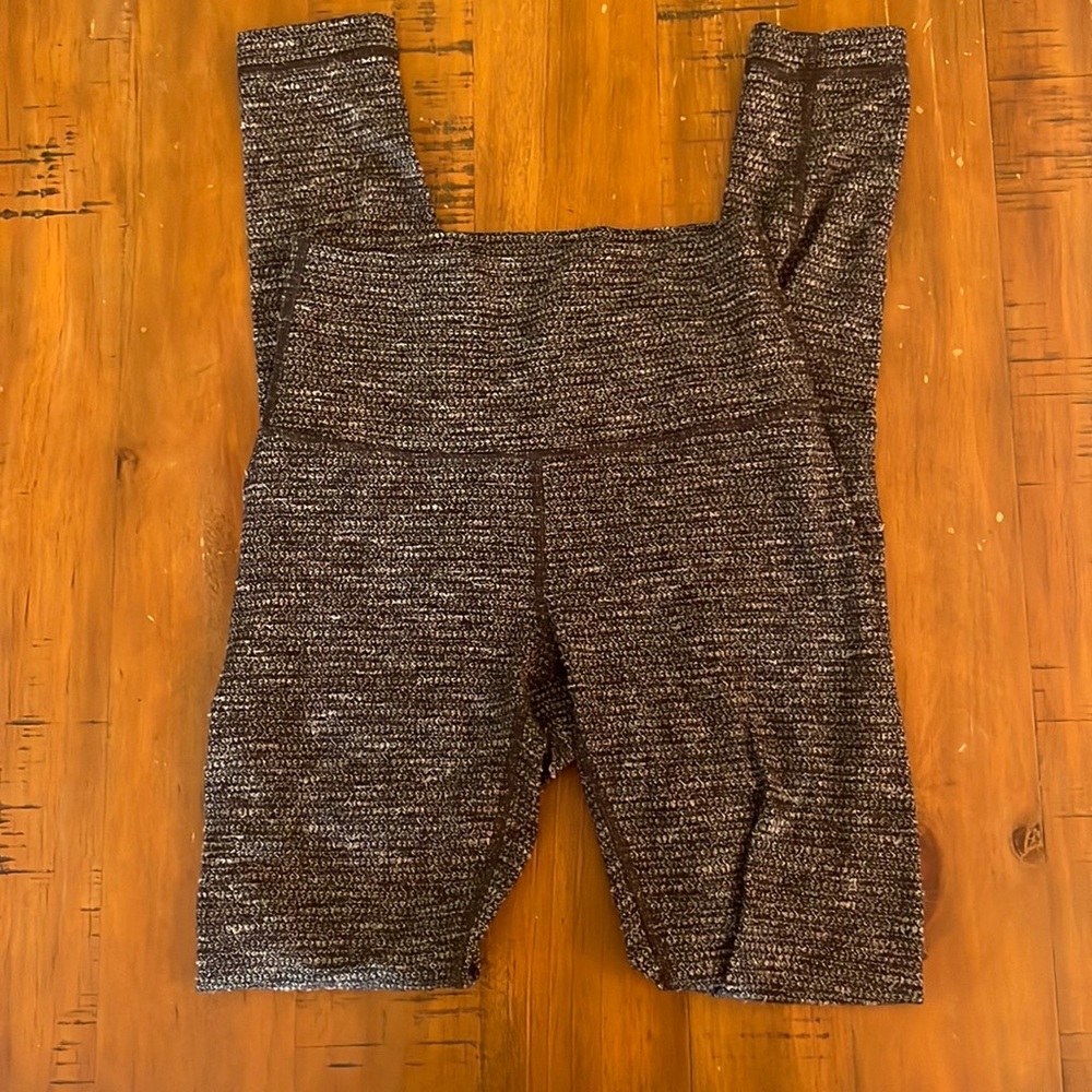 EUC lululemon wunder under textured (white gray and black) size 4
